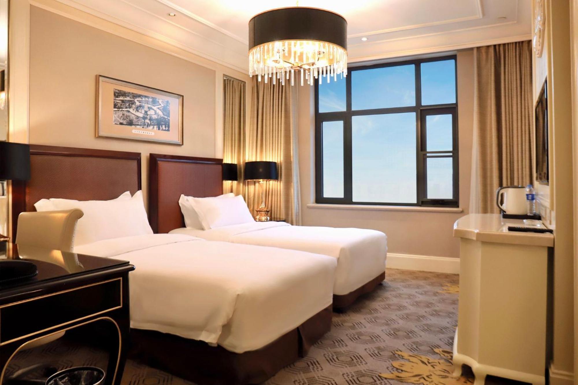 Crowne Plaza Zhengzhou By Ihg Hotel Exterior photo